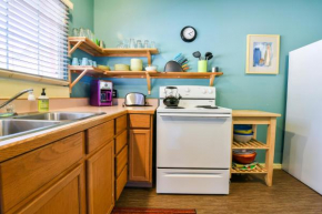 Inn 2 - Downtown 1 bedroom unit, sleeps 6 with shared hot tub
